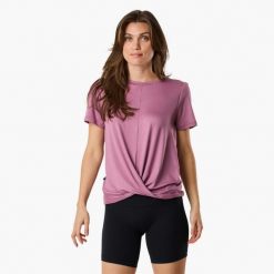 Koszulka treningowa damska Swedemount Core Wrap Soft Tee szybkoschnąca. Fioletowe bluzki SWEDEMOUNT, bez wzorów, sportowe, bez kołnierzyka, bez ramiączek. W wyprzedaży za 57.00 zł.