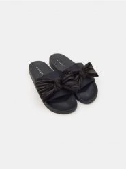 Klapki - czarny. Czarne klapki Sinsay, bez wzorów, bez obcasa. Za 39.99 zł.