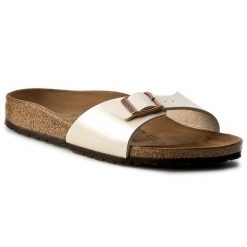 Klapki Birkenstock. Brązowe klapki Birkenstock, bez wzorów, bez obcasa. Za 309.99 zł.