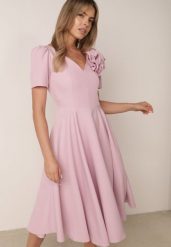 Różowa Elegancka Rozkloszowana Sukienka z Kwiatem 3D Eugorus. Czerwone sukienki Born2be, na imprezę, l, z aplikacjami, eleganckie, bez kołnierzyka, bez ramiączek, midi, dopasowane. Za 249.99 zł.
