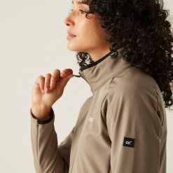 Kurtka damska softshell wodoodporny Moutdale. Brązowe kurtki sportowe Regatta, bez wzorów, z materiału, bez kaptura, trekkingowe. Za 399.99 zł.
