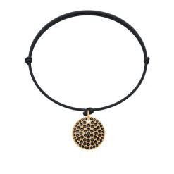 Bransoletka z medalikiem z czarnymi cyrkoniami na czarnym sznurku. Czarne bransoletki Lilou, z cyrkonią, pozłacane. Za 199.00 zł.