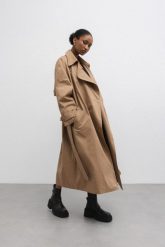 Klasyczny bawełniany trencz w kolorze CAMEL - VENICE. Brązowe płaszcze Marsala, bez wzorów, z bawełny, bez kaptura. Za 1,299.90 zł.