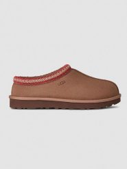UGG Skórzane kapcie "Tasman II" w kolorze brązowym rozmiar: 36. Brązowe obuwie domowe UGG, bez wzorów, ze skóry, bez zapięcia. Za 550.36 zł.