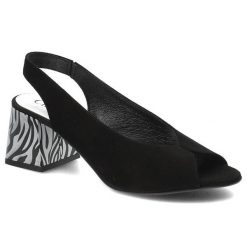 Czarne Sandały Chebello Stylowe Buty Damskie. Czarne sandały CheBello, bez wzorów, ze skóry, eleganckie, bez obcasa, na obcasie, bez zapięcia. Za 389.00 zł.