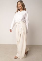 Beżowe Spodnie Garniturowe z Szerokimi Nogawkami i Zakładkami w Talii Savara. Brązowe spodnie materiałowe Born2be, do pracy, uniwersalny, bez wzorów, z jeansu, z podwyższonym stanem. Za 149.99 zł.