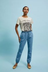 T-shirt z nadrukiem beżowy. Brązowe t-shirty MOODO, xs, bez wzorów, bez kołnierzyka, bez ramiączek. W wyprzedaży za 39.99 zł.