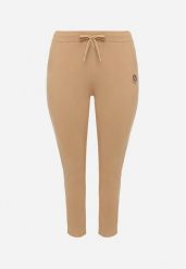 Beżowe Spodnie Dresowe z Ozdobą z Boku Rialane. Brązowe spodnie dresowe Born2be, plus size, z aplikacjami, z dresówki. Za 59.99 zł.