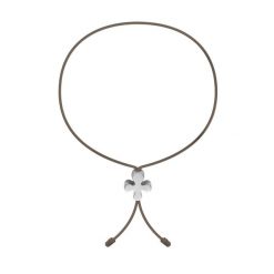 Bransoletka z Clover Lock z białego złota próby 585 na cienkim sznurku w kolorze ciemnego cappuccino. Szare bransoletki Lilou, złote. Za 879.00 zł.