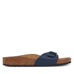 Klapki Birkenstock. Czarne klapki Birkenstock, bez wzorów, bez obcasa. Za 289.99 zł.
