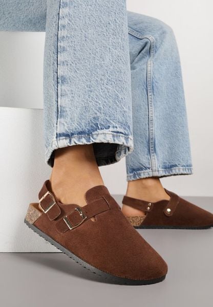 Brązowe Sandały w Stylu Chodaków Ozdobione Klamrami Qyrraya. Brązowe sandały Born2be, bez wzorów, eleganckie, bez obcasa, na płaskiej podeszwie, bez zapięcia. Za 69.99 zł.