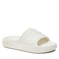 Klapki adidas. Białe klapki Adidas, bez wzorów, bez obcasa. Za 149.99 zł.