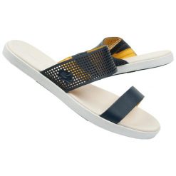 Klapki plażowe Lacoste Natoy 13326. Klapki Lacoste, bez wzorów, ze skóry, bez obcasa. Za 464.05 zł.