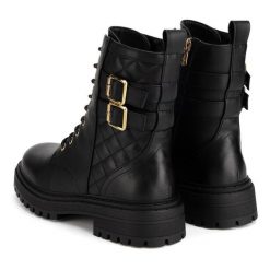 Botki DeeZee. Czarne botki DeeZee, bez wzorów, bez obcasa, na płaskiej podeszwie, bez zapięcia. Za 179.99 zł.