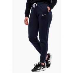 Spodnie sportowe damskie Nike Wmns Fleece Pants. Białe obuwie sportowe Nike, z dresówki, bez zapięcia, na fitness i siłownię. Za 217.25 zł.