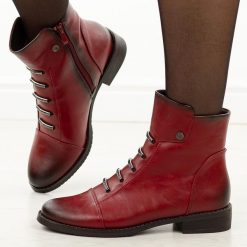 Czerwone płaskie botki damskie Jezzi Asa62-16. Czerwone botki Jezzi, na jesień, bez wzorów, ze skóry, bez obcasa, na obcasie, bez zapięcia. Za 249.00 zł.