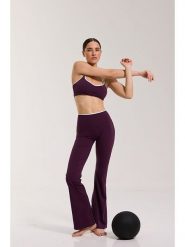 Onamaste Legginsy sportowe "Flair Yska" w kolorze ciemnofioletowym rozmiar: L/XL. Różowe legginsy Onamaste, l, bez wzorów, z materiału, z podwyższonym stanem, outdoorowe. Za 130.99 zł.