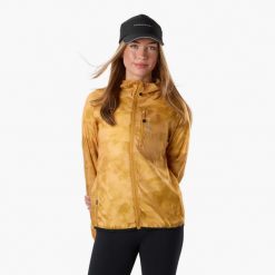 Kurtka → trening → damska → Swedemount → Packable Wind Jacket → szybkoschnąca. Żółte kurtki sportowe SWEDEMOUNT, bez wzorów, z tkaniny, bez kaptura, do biegania. Za 199.99 zł.