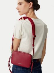 Calvin Klein Torebka Webbing 2X Strap Camera Bag LV04F3656G Czerwony. Czerwone torebki klasyczne Calvin Klein, bez wzorów, ze skóry, bez dodatków. Za 336.99 zł.