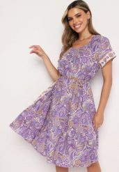 Fioletowa Wiskozowa Sukienka o Rozkloszowanym Kroju w Stylu Boho Melnea. Fioletowe sukienki Born2be, na lato, bez wzorów, z wiskozy, boho, bez kołnierzyka, bez ramiączek, midi, rozkloszowane. Za 64.99 zł.