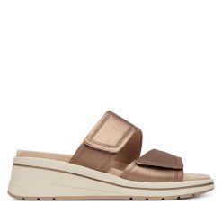 Klapki Caprice. Brązowe klapki Caprice, bez wzorów, bez obcasa. Za 299.99 zł.