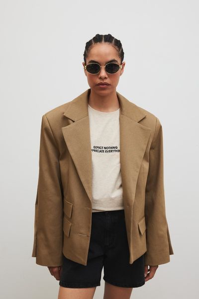 Marynarka o prostym kroju w kolorze LIGHT KHAKI - RICHMOND. Brązowe marynarki i żakiety Marsala, bez wzorów, z bawełny, eleganckie. Za 599.90 zł.