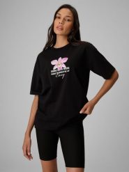 4F T-shirt loose z nadrukiem damski - czarny XS. Czarne t-shirty 4f, xs, bez wzorów, z bawełny, bez kołnierzyka, bez ramiączek. Za 79.99 zł.