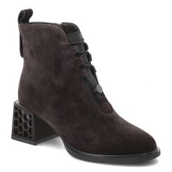 Botki damskie D&A o eleganckim fasonie z ozdobnym wiązaniem i efektownym geometrycznym obcasem ciemnobrązowe, CR62-3182 Chocolate. Brązowe botki S.BARSKI, bez wzorów, bez obcasa, bez zapięcia. Za 469.00 zł.