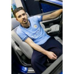 Młodzieżowa koszulka domowa Manchester City 24/25 PUMA Team Light Blue Marine. Niebieskia bluzki Puma, m, bez wzorów, marine, bez kołnierzyka, bez ramiączek. W wyprzedaży za 149.00 zł.