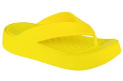 Japonki damskie Crocs C4618. Żółte klapki Crocs, bez wzorów, z materiału, bez obcasa. Za 139.99 zł.