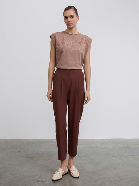 BGN Spodnie w kolorze brązowym rozmiar: 36. Brązowe spodnie materiałowe BGN, na imprezę, bez wzorów, z materiału, z podwyższonym stanem. Za 83.03 zł.