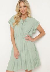 Miętowa Sukienka z Gumką w Pasie Ozdobiona Falbanką i Wiązana Materiałowym Paskiem Tiamalou. Zielone sukienki Born2be, na lato, l, bez wzorów, z materiału, bez kołnierzyka, bez ramiączek, mini. Za 39.99 zł.