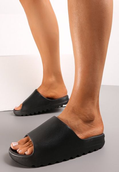 Czarne Klapki z Pianki z Odkrytym Noskiem Birea. Czarne klapki Renee, bez wzorów, bez obcasa. Za 29.99 zł.