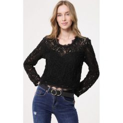 Czarna Bluzka Astonish. Czarne bluzki Born2be, uniwersalny, bez wzorów, z koronki, bez kołnierzyka, bez ramiączek. Za 29.99 zł.