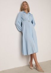 Niebieska Sukienka Plisowana o Koszulowym Kroju z Paskiem z Klamrą Efronta. Niebieskie sukienki Born2be, na co dzień, l, z aplikacjami, z jeansu, eleganckie, bez kołnierzyka, bez ramiączek, koszulowe. Za 139.99 zł.