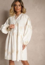 Biała Sukienka z Bawełny Ozdobiona Wiązaniem i Wzorem w Palmy Evialissae. Białe sukienki Renee, na co dzień, na lato, l, bez wzorów, z bawełny, eleganckie, bez kołnierzyka, bez ramiączek, midi, proste. Za 139.99 zł.