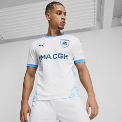 Koszulka piłkarska Puma Olympique de Marseille domowa 24/25. Bluzki Puma, s, bez wzorów, z materiału, sportowe, bez kołnierzyka, bez ramiączek. W wyprzedaży za 339.99 zł.