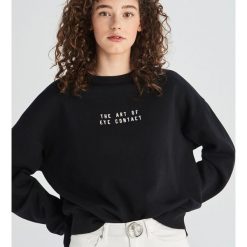 Bluza z kontrastowym napisem - Czarny. Bluzy sportowe marki Sinsay. Za 39.99 zł.