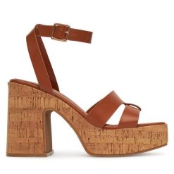 Sandały DeeZee. Brązowe sandały DeeZee, bez wzorów, bez obcasa, na słupku, bez zapięcia. Za 159.99 zł.