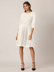 APART Sukienka w kolorze białym rozmiar: 46. Białe sukienki Apart, bez wzorów, z koronki, bez kołnierzyka, bez ramiączek, mini. Za 152.99 zł.