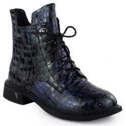 Skórzane botki damskie lakierowane kroko D&A S.Barski Premium Collection LZ52-962. Botki S.BARSKI, bez wzorów, z lakierowanej skóry, bez obcasa, bez zapięcia. Za 359.99 zł.