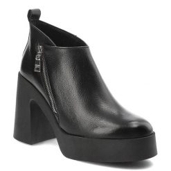 Czarne Botki Armodo Modne Buty Na Obcasie. Czarne botki Armodo, bez wzorów, ze skóry, bez obcasa, na obcasie, bez zapięcia. Za 359.00 zł.
