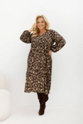 Sukienka midi Everyday Beauty z dekoltem V i kieszeniami w panterkę Plus Size Oversize. Brązowe sukienki Moda Size Plus Iwanek, do pracy, na jesień, l, bez wzorów, z materiału, biznesowe, bez kołnierzyka, plus size, bez ramiączek, maxi, oversize. Za 289.90 zł.