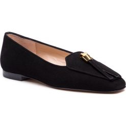 Lordsy STUART WEITZMAN - Slipknot YL96085 Black Suede. Czarne lordsy Stuart Weitzman, z aplikacjami, ze skóry, bez obcasa, na obcasie, bez zapięcia. W wyprzedaży za 939.00 zł.