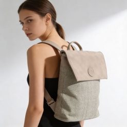 Plecak damski Rieker, z materiału syntetycznego o miękkiej strukturze z klapą i regulowanymi szelkami lekka forma do codziennego użytkowania, szary,. Szare plecaki Rieker, bez wzorów, z syntetyku. Za 249.00 zł.