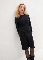 Sukienka dresowa z rękawami balonowymi i rozcięciem. Czarne sukienki bonprix, bez wzorów, z dresówki, bez kołnierzyka, bez ramiączek, midi. Za 94.99 zł.