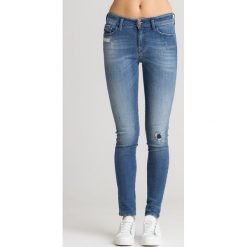 Niebieskie jeansy DIESEL Slandy z przetarciami. Niebieskie jeansy Diesel, z aplikacjami. Za 326.00 zł.