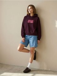 Bluza hoodie z napisem - czerwony. Czerwone bluzy Sinsay, l, bez wzorów, bez kaptura. Za 49.99 zł.