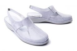 SUAVE 720011-91 ivory, sandały damskie. Szare sandały Suave, bez wzorów, ze skóry, bez obcasa, na koturnie, bez zapięcia. Za 284.93 zł.