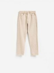 Jeansy mom comfort - kremowy. Białe jeansy Reserved, bez wzorów. Za 129.99 zł.